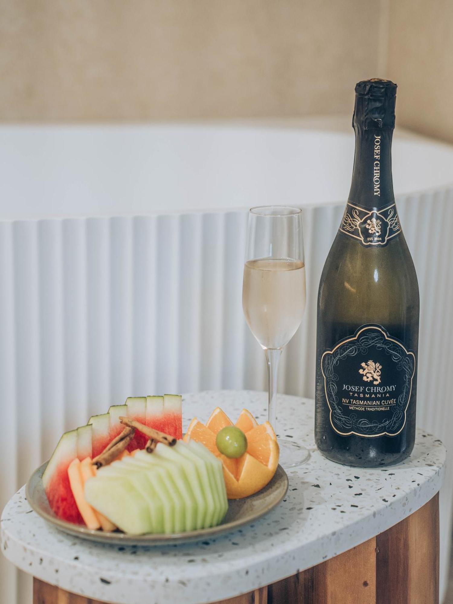 Risby Cove Boutique Hotel สตรอน ภายนอก รูปภาพ
