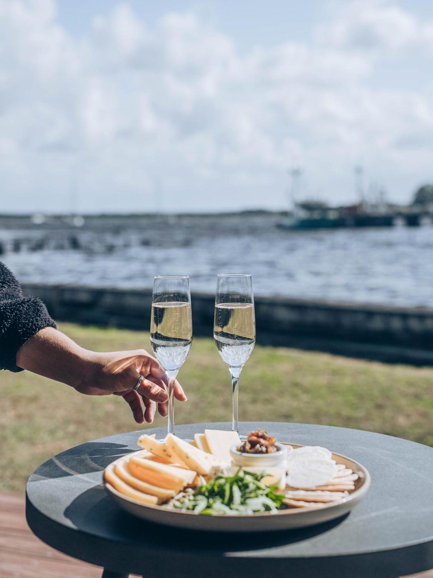 Risby Cove Boutique Hotel สตรอน ภายนอก รูปภาพ